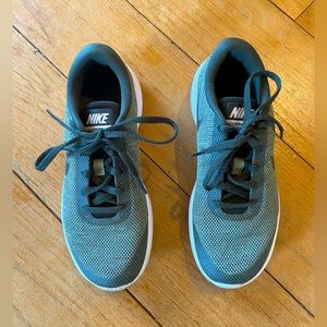 Womens green Nike tennis shoes